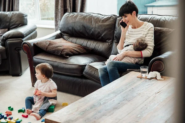 Multitasking Mum at Home — Stock Photo, Image
