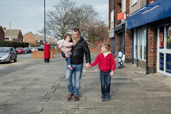 Lopen naar de winkel met papa — Stockfoto