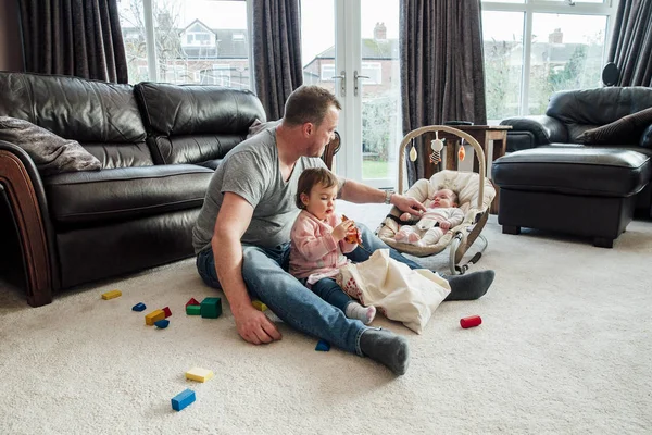 Relaxing otec Madona s dítětem doma — Stock fotografie