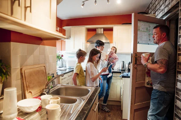 La vida familiar en la cocina —  Fotos de Stock