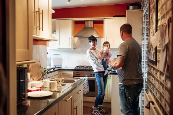 Familie in der Küche mit Baby — Stockfoto