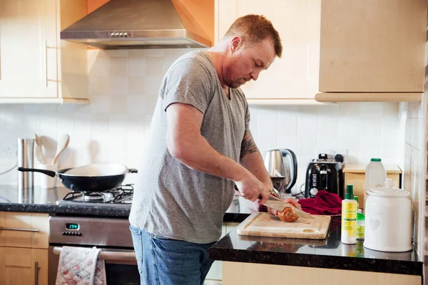 Homem cortando cebolas para uma bolonhesa — Fotografia de Stock