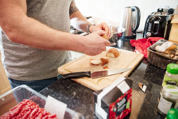 Taglio di cipolle per un pasto — Foto Stock