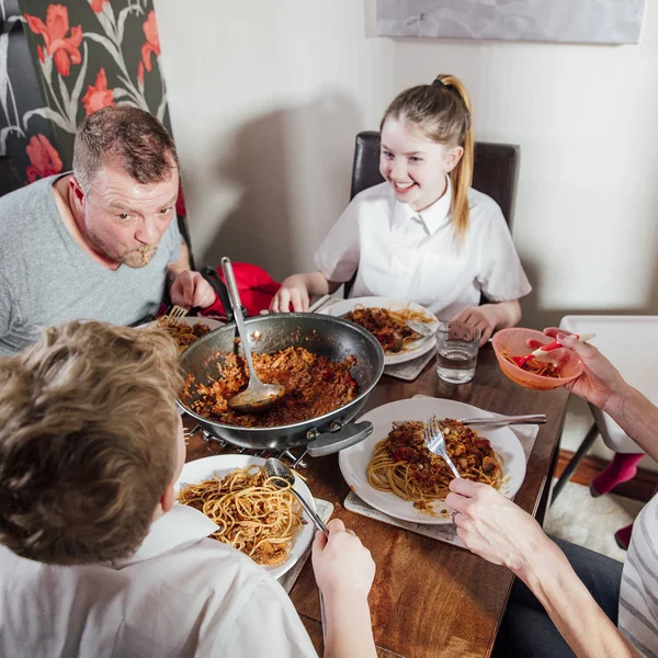 Familia comiendo espaguetis Boloñesa Tgoether — Foto de Stock