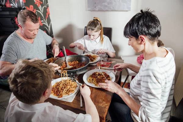 Familia comiendo juntos en casa —  Fotos de Stock