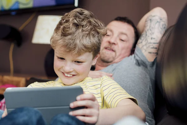 Jugando en una tableta digital con papá —  Fotos de Stock