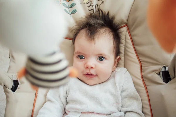 Mooie babymeisje thuis — Stockfoto
