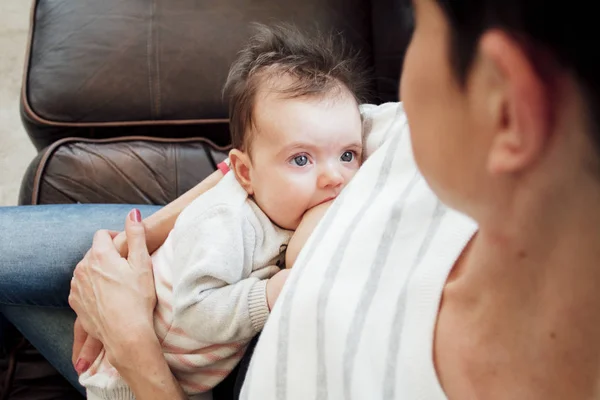 自宅で母乳育児 — ストック写真