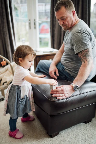 Jugar con juguetes en casa — Foto de Stock