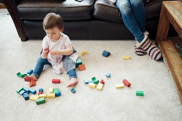 Giocare con i blocchi di giocattoli a casa — Foto Stock