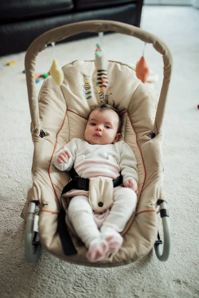 Το μωρό σε μια καρέκλα ψευτοπαλλικαρά — Φωτογραφία Αρχείου