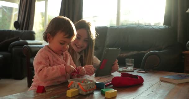 Meisje Doet Haar Huiswerk Woonkamer Van Haar Huis Haar Zusje — Stockvideo