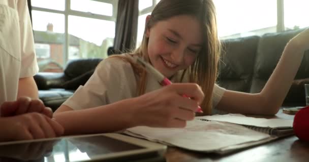 Κοριτσάκι Και Αδελφός Της Κάνει Την Εργασία Μαζί Χρησιμοποιώντας Ψηφιακές — Αρχείο Βίντεο