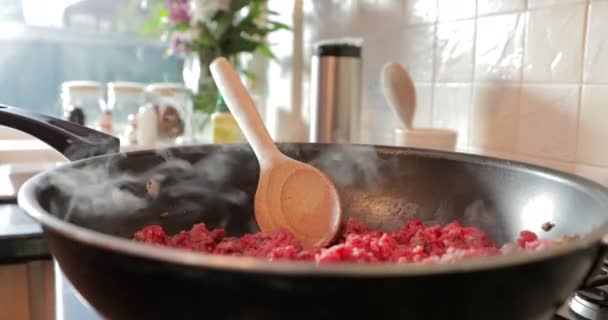 Primer Plano Carne Dorada Una Sartén — Vídeo de stock