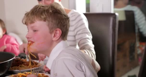 Familie Genieten Van Een Huisgemaakte Bolognese Samen — Stockvideo