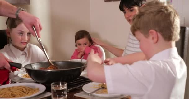 家庭享受肉酱在家中 — 图库视频影像