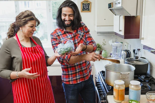 Hombre Adulto Está Ayudando Madre Hacer Curry Ríen Mientras Agregan — Foto de Stock