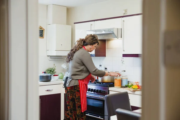 Donna Matura Piedi Presso Fornello Nella Cucina Della Sua Casa — Foto Stock