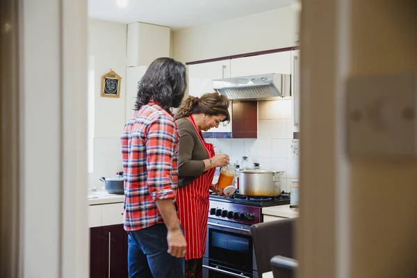 Mid Adult Man Relaxing Kitchen Talking His Mother While She — Stock Photo, Image