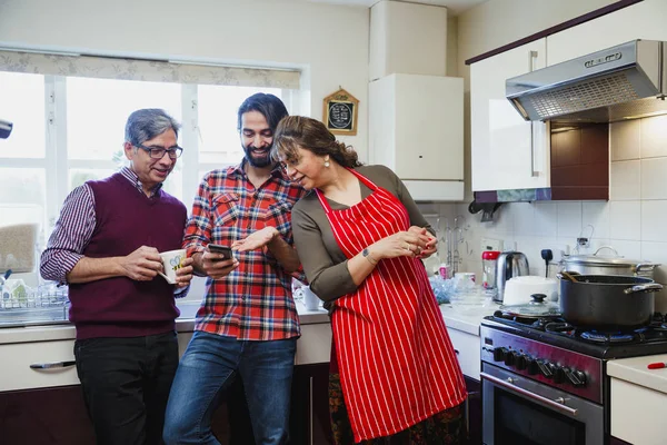 Hombre Adulto Medio Está Mostrando Sus Padres Algo Teléfono Inteligente — Foto de Stock