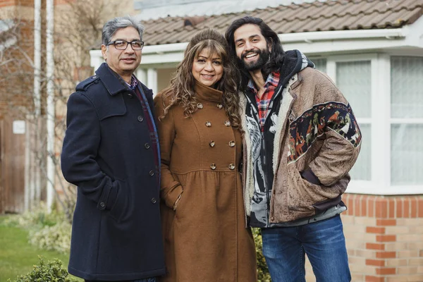 Retrato Una Madre Padre Hijo Adulto Medio Entrada Casa — Foto de Stock