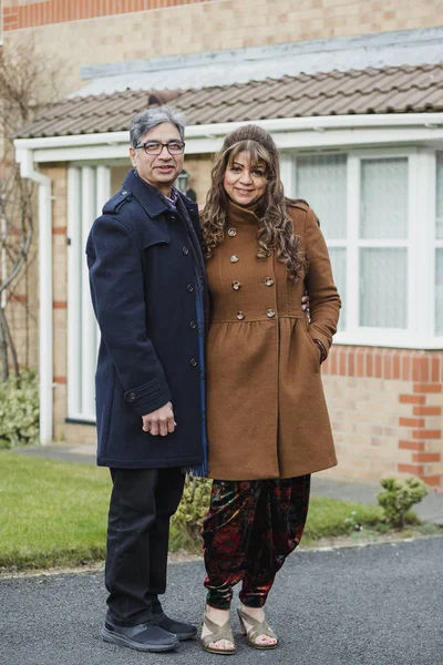 Retrato Comprimento Total Casal Maduro Feliz Entrada Sua Casa — Fotografia de Stock