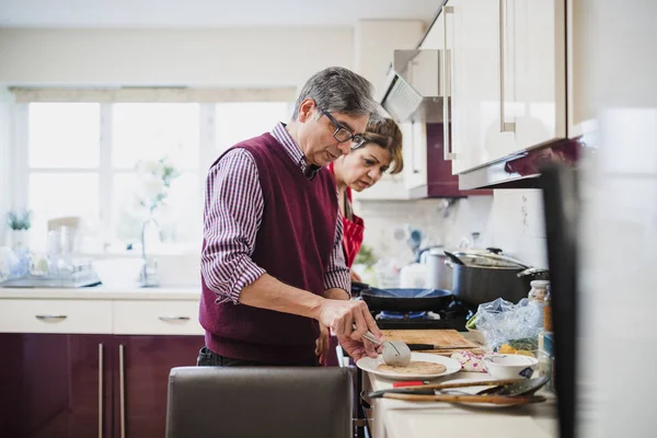 Couple Âge Mûr Prépare Repas Pakistanais Maison Homme Coupe Chapati — Photo