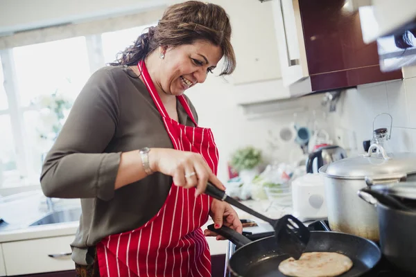 Femme Mûre Fait Chapati Dans Cuisine Maison — Photo