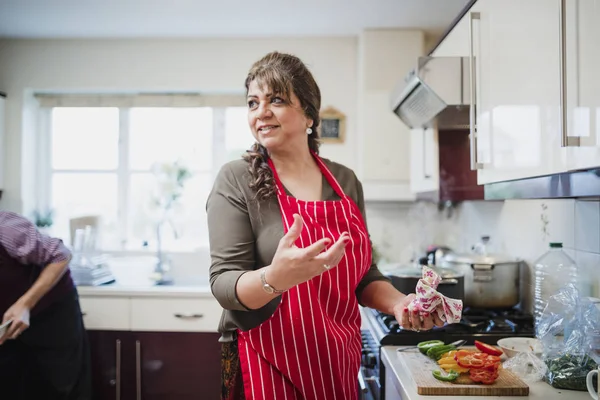 Femme Mûre Parle Famille Tout Préparant Des Légumes Pour Repas — Photo