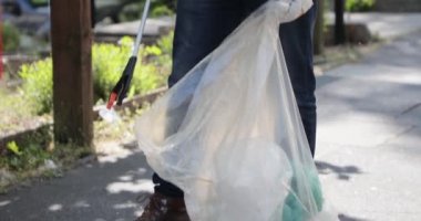 Çevreyi temizlemeye hazır olgun bir adamın ön görüntüsü..