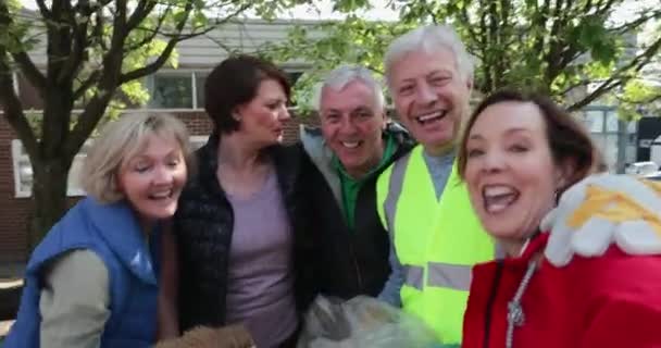 Μια Ομάδα Πέντε Ώριμων Ενηλίκων Που Χαμογελούν Στην Κάμερα — Αρχείο Βίντεο