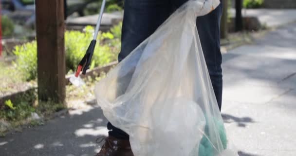 Una Toma Frontal Hombre Maduro Listo Para Limpiar Medio Ambiente — Vídeos de Stock