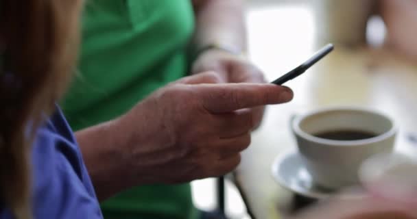 Uma Foto Perto Uma Pessoa Irreconhecível Enviando Mensagens Café — Vídeo de Stock