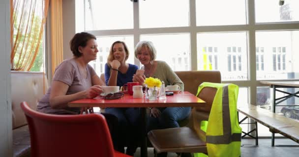 Pequeño Grupo Amigas Maduras Sentadas Hablando Café Señalando Riéndose Teléfono — Vídeos de Stock