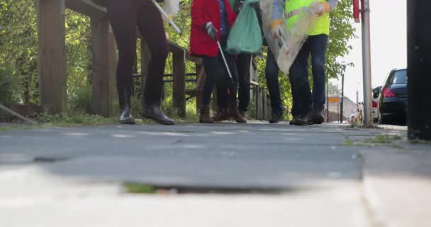 Vista Frontal Ángulo Bajo Grupo Personas Caminando Ellos Están Llevando — Vídeo de stock