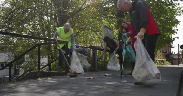 Μια Ομάδα Πέντε Ώριμων Ενηλίκων Μαζεύουν Σκουπίδια Από Έδαφος Εξωτερικούς — Αρχείο Βίντεο