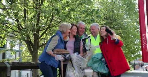 Eine Gruppe Von Fünf Erwachsenen Erwachsenen Lächelt Und Macht Zusammen — Stockvideo