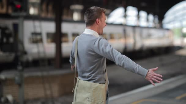 Hombre Negocios Esperando Una Compañera Trabajo Una Estación Tren Ella — Vídeo de stock