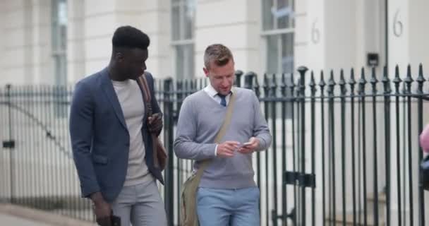 Twee Zakenmannen Lopen Weg Naar Hun Werk Praten Terwijl Een — Stockvideo