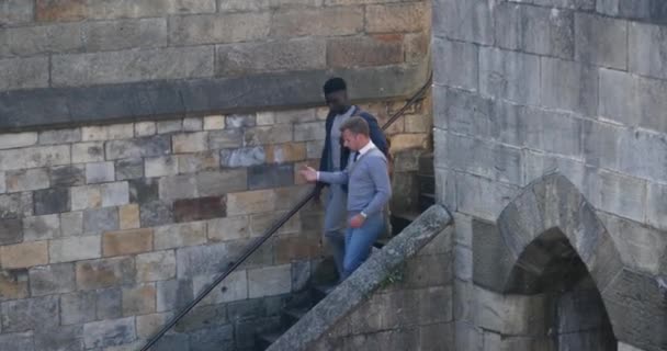 Dos Hombres Negocios Bajando Por Una Escalera Ladrillo Ciudad Mientras — Vídeo de stock
