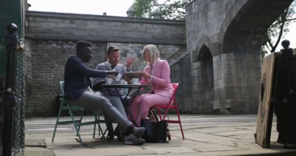 Zwei Geschäftsleute Und Eine Geschäftsfrau Sitzen Einem Tisch Freien Einer — Stockvideo