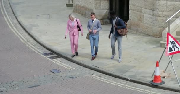 Dos Hombres Negocios Una Mujer Negocios Caminando Casa Desde Trabajo — Vídeos de Stock