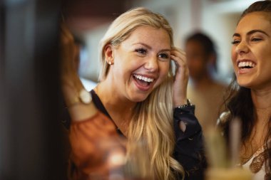 Bardaki Mutlu Kadınlar