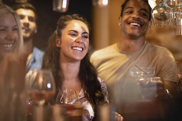 Conseguir una ronda de bebidas — Foto de Stock