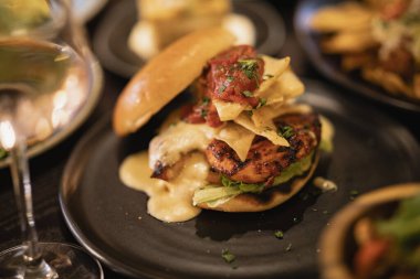 Bir hamburger lütfen.