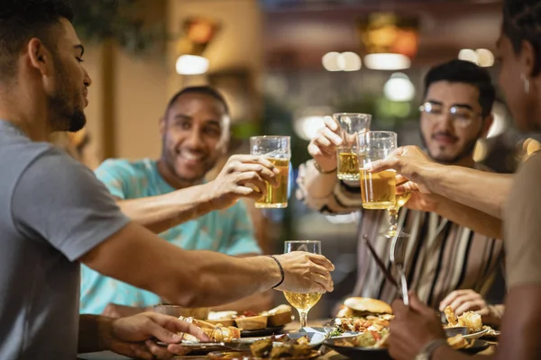 Un brindisi alla salute e alla felicità — Foto Stock