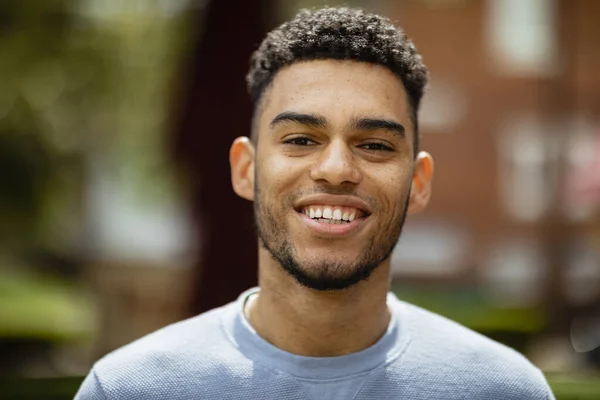 Un joven feliz — Foto de Stock