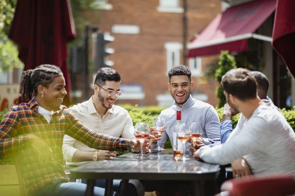 Males Enjoying a Beverage in the Sun — Stock Photo, Image