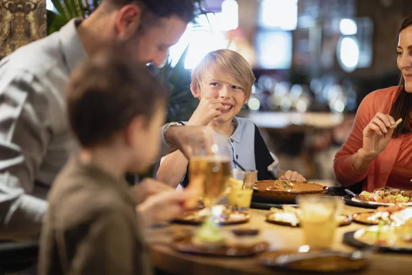 Divertidos tiempos familiares — Foto de Stock