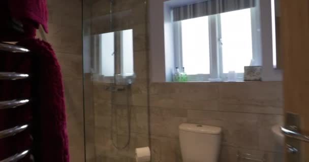Tiro Para Trás Uma Casa Banho Interior Quarto Uma Casa — Vídeo de Stock